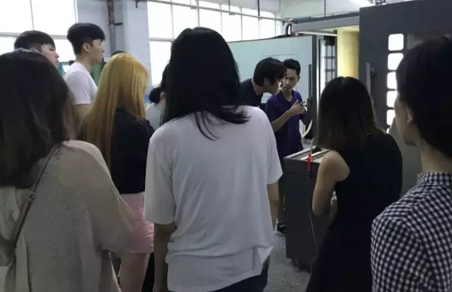 学生们在参观深圳模世家手板厂的生产车间