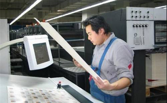 手板模型表面处理工艺_印刷_图为模世家印刷工工作照